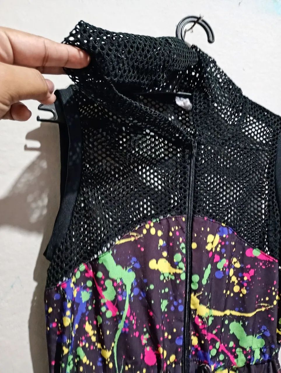 Roupa respingos tinta , possui capuz .  - Foto 3