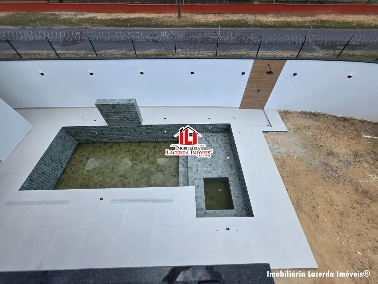 Alphaville 4, Casa Duplex com 4 suítes sendo 1 master com closet, Piscina e quintal latera - Foto 3