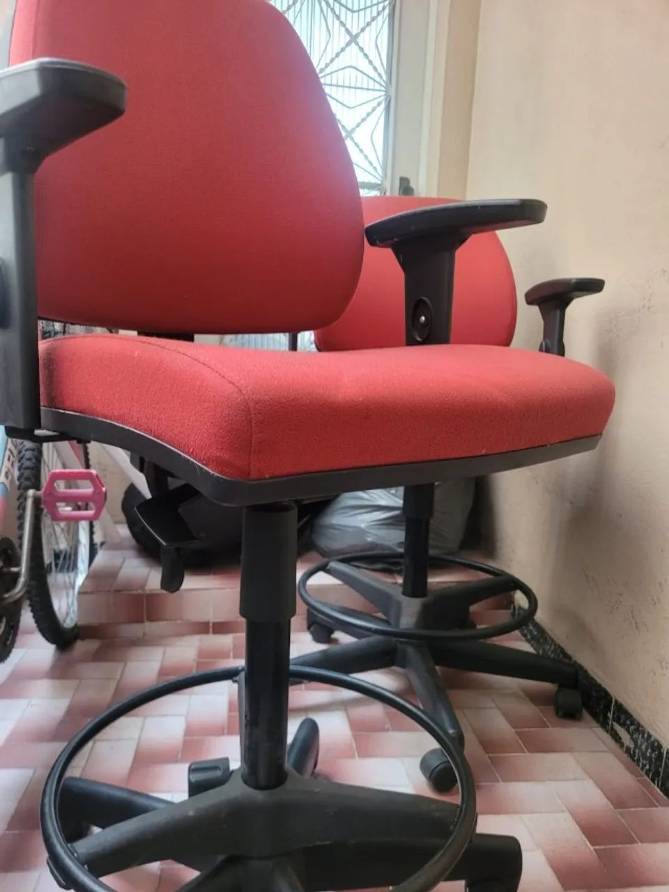 Cadeira Alta de Escritório Ergonômica Giratória com Braços - Excelente Estado