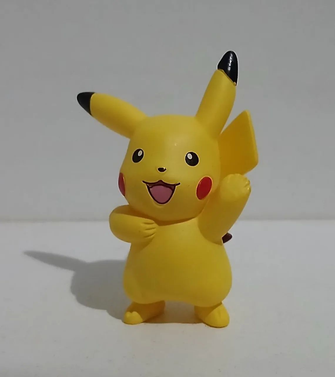 BONECO ACTION FIGURE MINIATURA POKEMON PIKACHU FELIZ