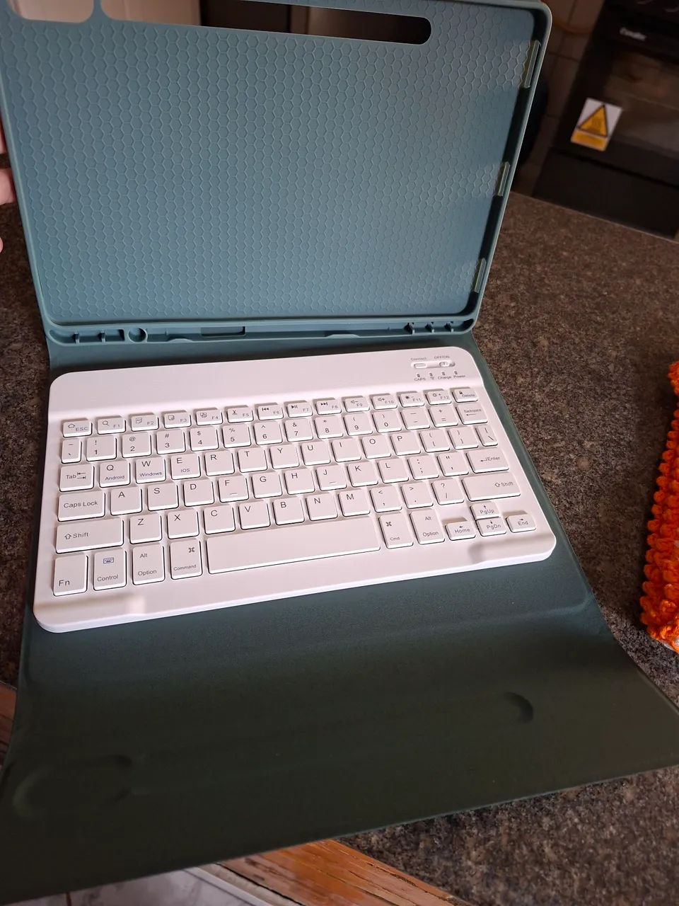 Vendo capa protetora para Tablet com 10.9 polegadas com teclado magnético  - Foto 3