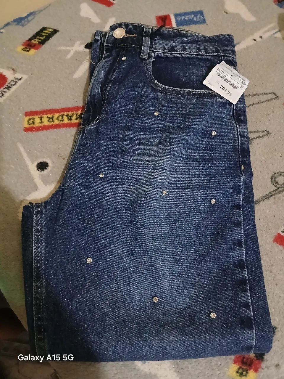 Calça jeans com pedralia 