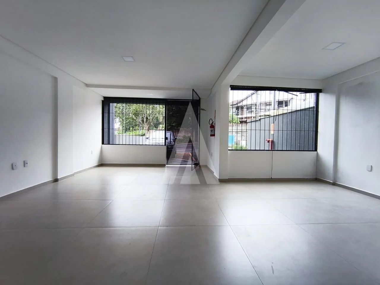 LOJA COMERCIAL COM 43,45 M² NO COSTA E SILVA COM 02 VAGAS DE ESTACIONAMENTE FRONTAL - Foto 5