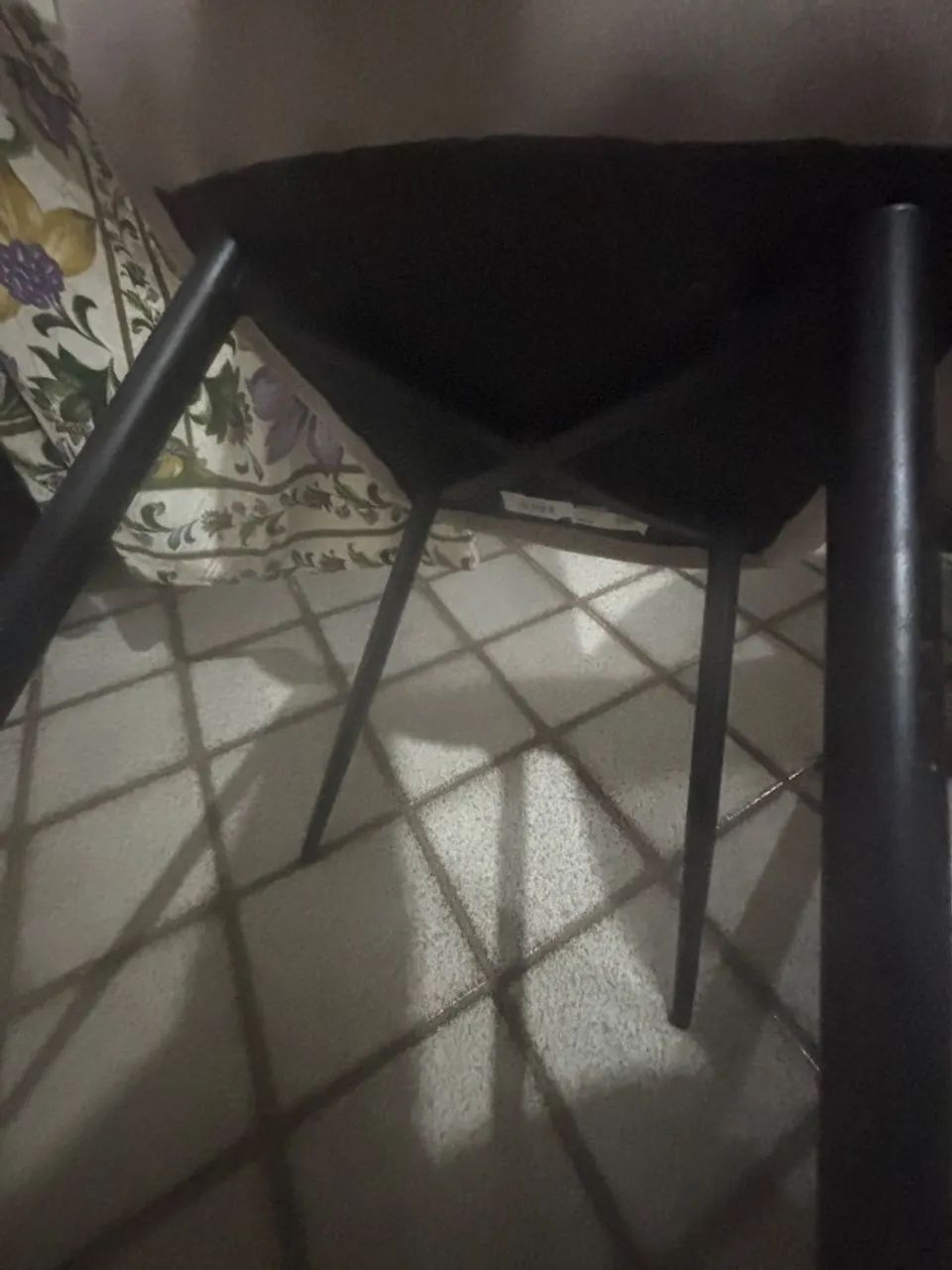 Mesa de jantar redonda com duas cadeiras  - Foto 4