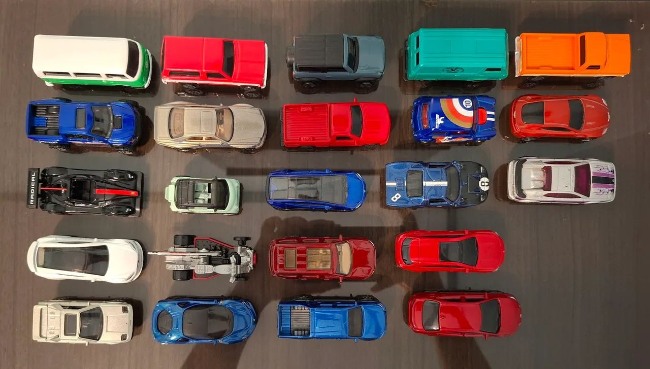 Lote de carrinhos Hot Wheels, Matchbox e Maisto - Foto 3
