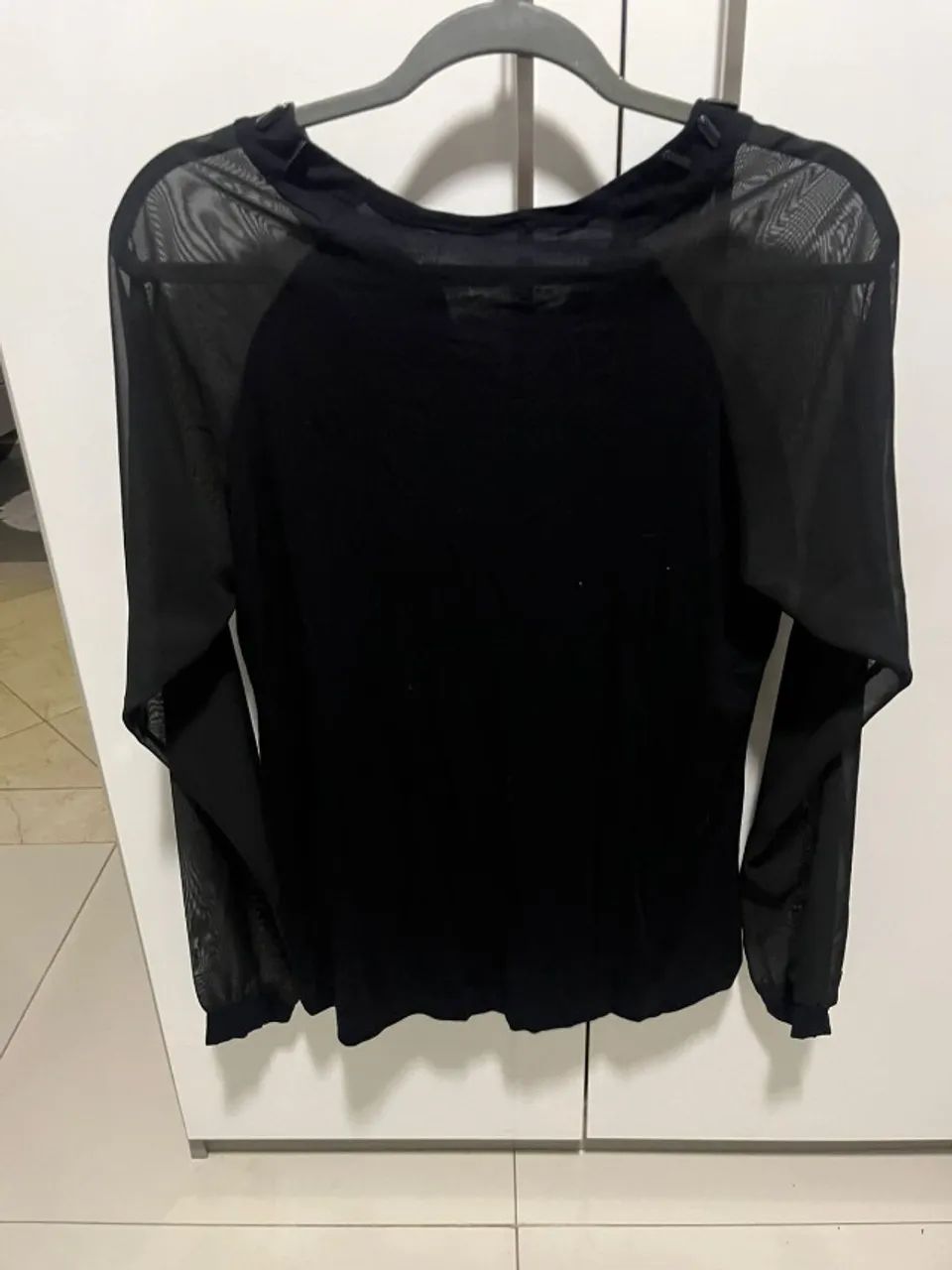 Blusa preta com mangas transparentes  - Foto 3