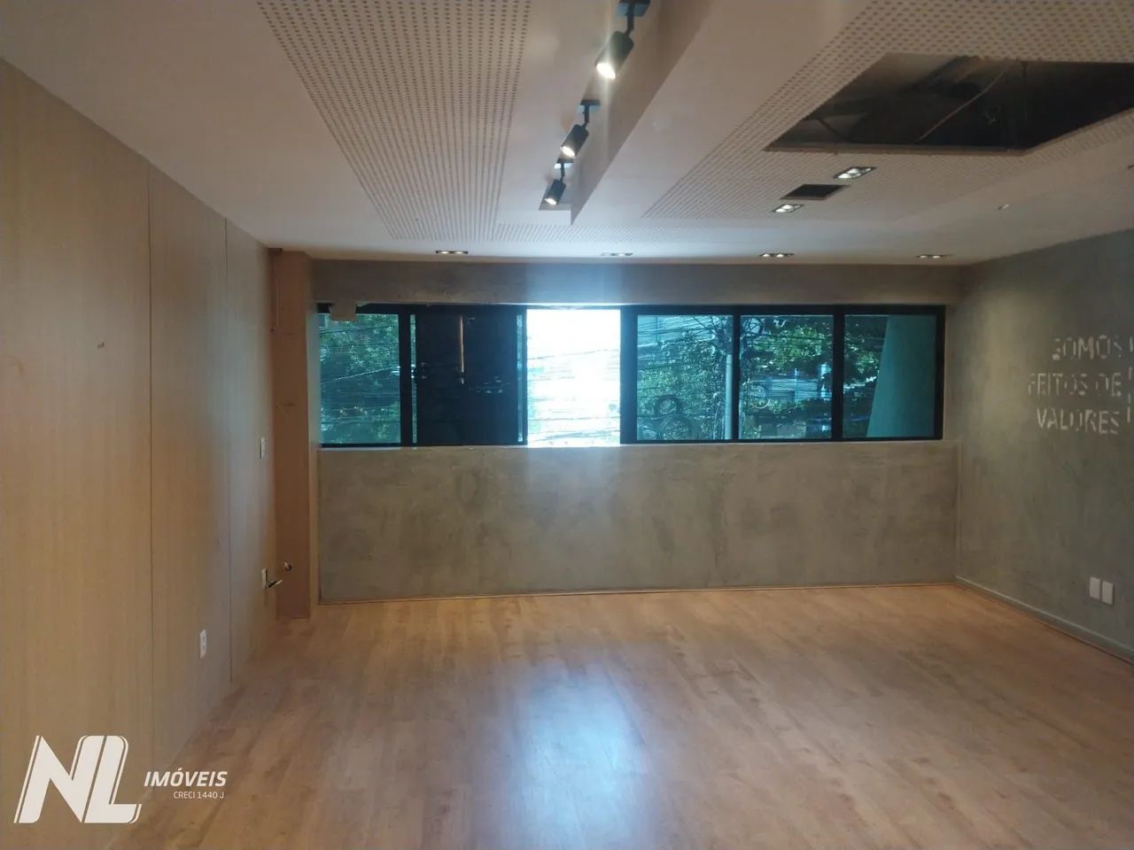 Sala Comercial Ampla no Tirol | Recepção, Salão e Vaga de Garagem