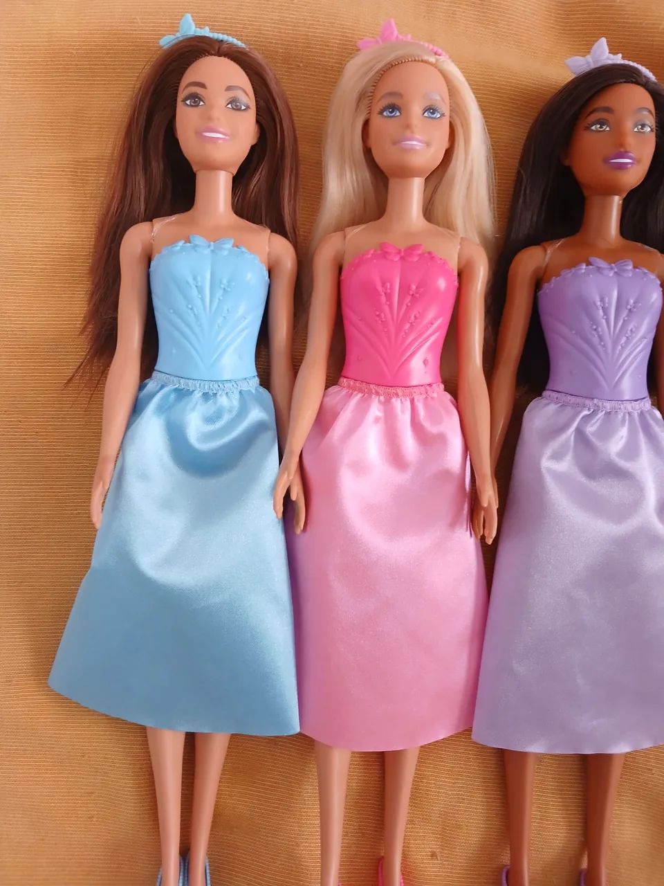 Lote Barbies e Furbys - Foto 2