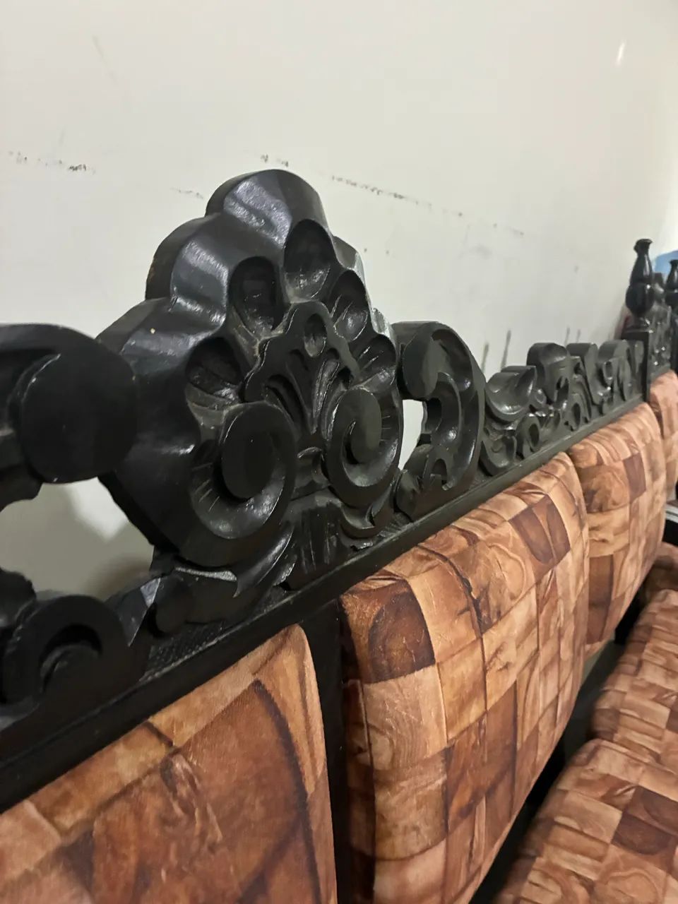 Conjunto de sofá com duas poltronas. Detalhes em madeira. - Foto 2