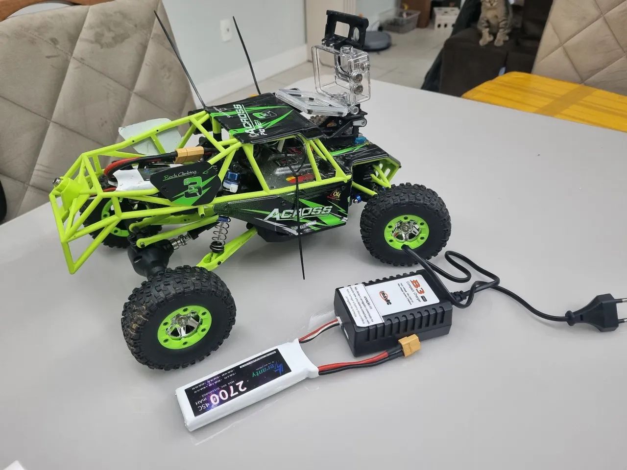 WStoys across 4x4 rock crawler com camera e lanterna