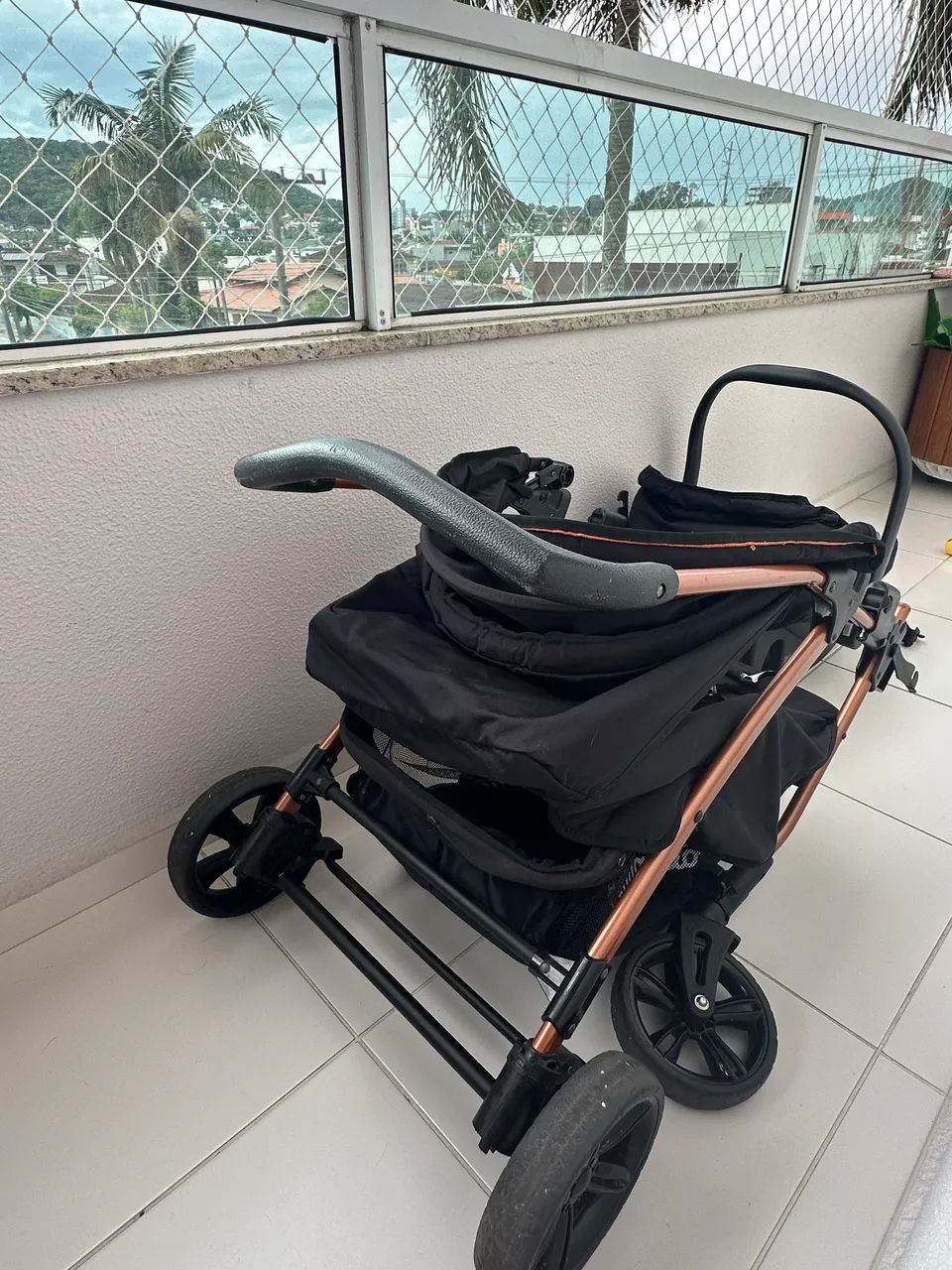 Carrinho de bebê com bebê conforto - Foto 2