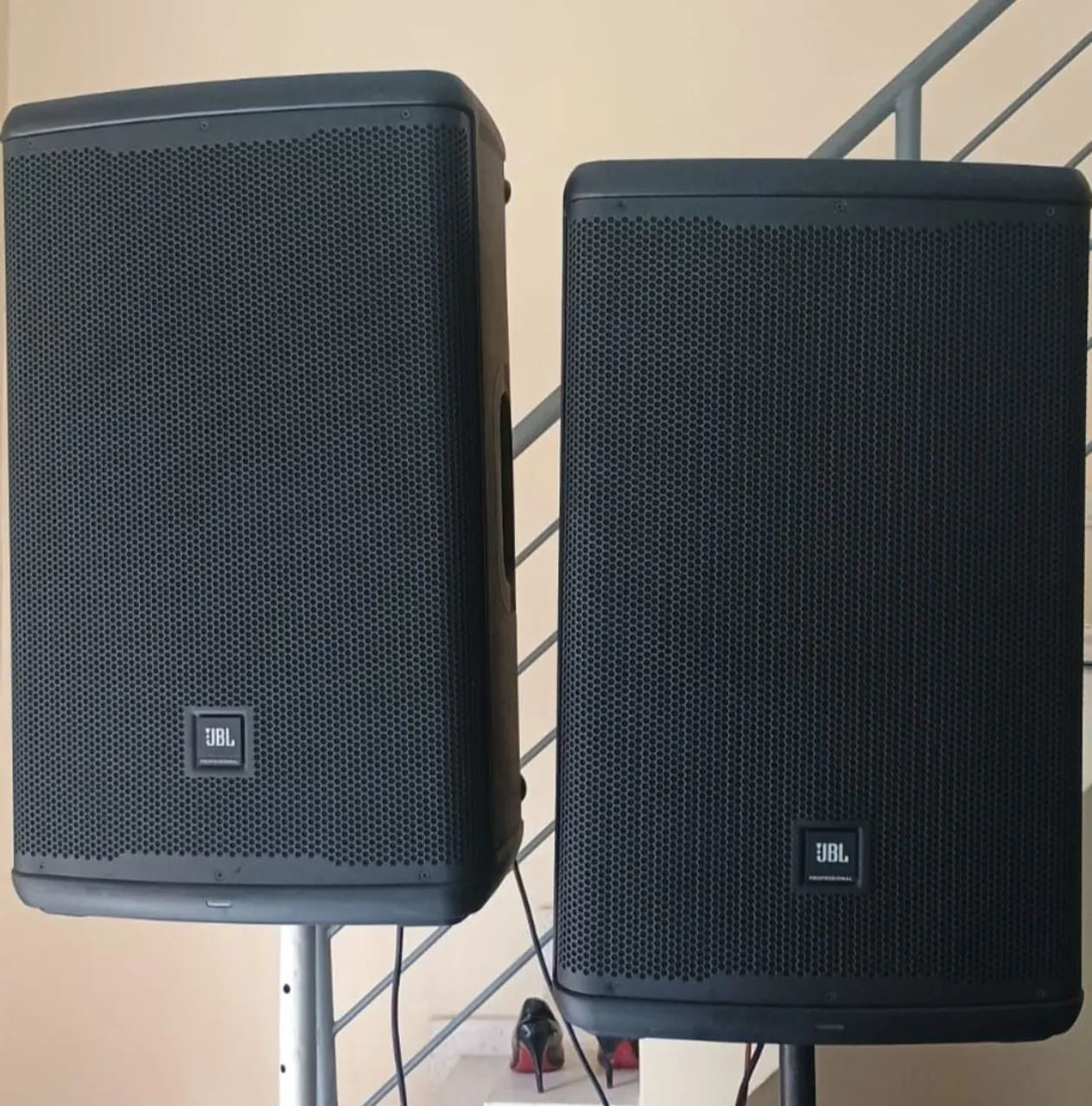 Caixa JBL eon 715