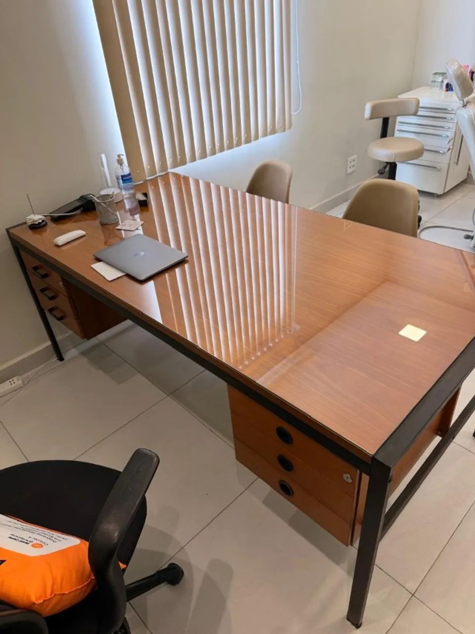 Mesa Executiva Grande de Madeira com Tampo de Vidro e Gaveteiros - Foto 2
