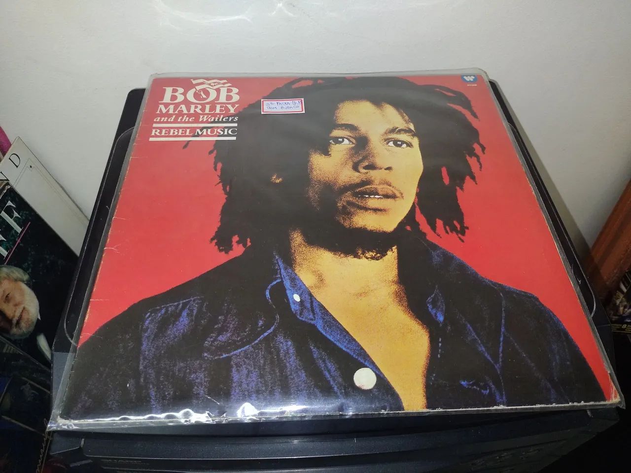 Bob Marley LP Vinil, capa ótimo estado, 1 faixa com buraco.
