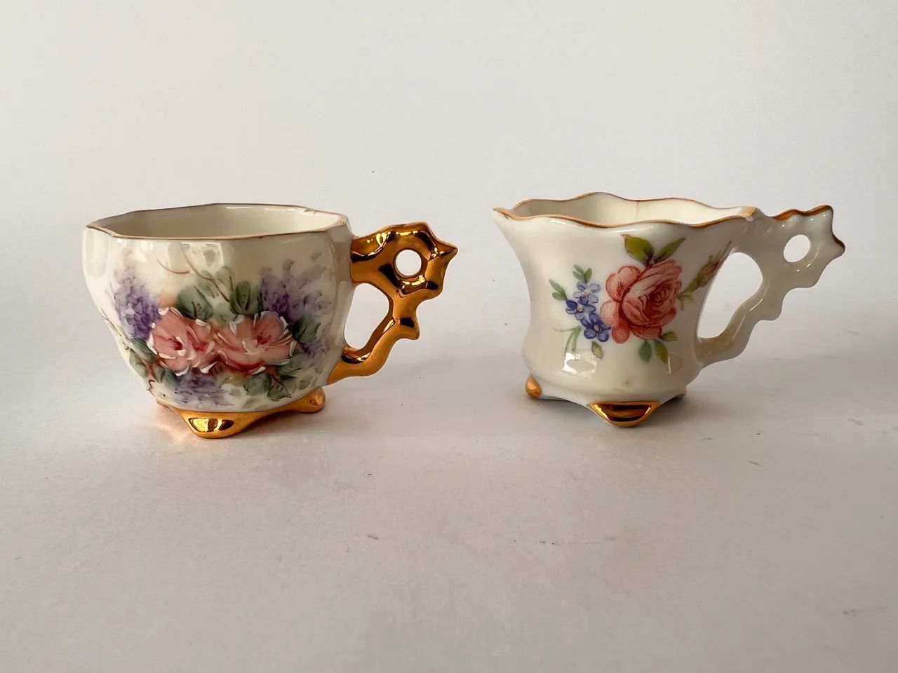 Dupla de mini xícaras de porcelana