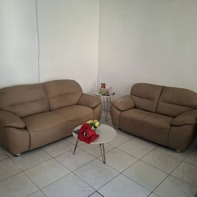 Vendo jogo de sofá de 2 (1,60 m) e 3 lugares (2 m) em couro sintético. 