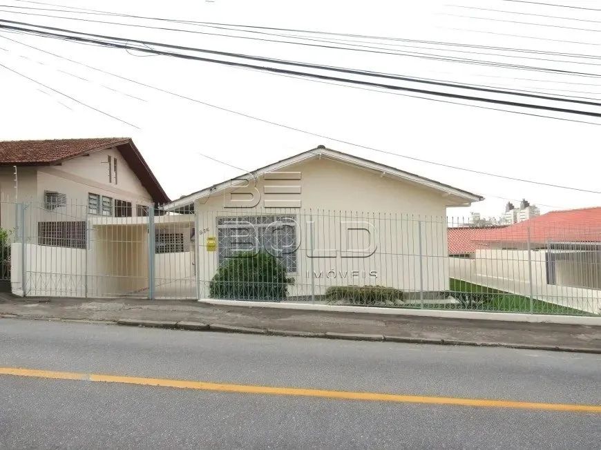 Casa com edícula e 3 dormitórios em Capoeiras
