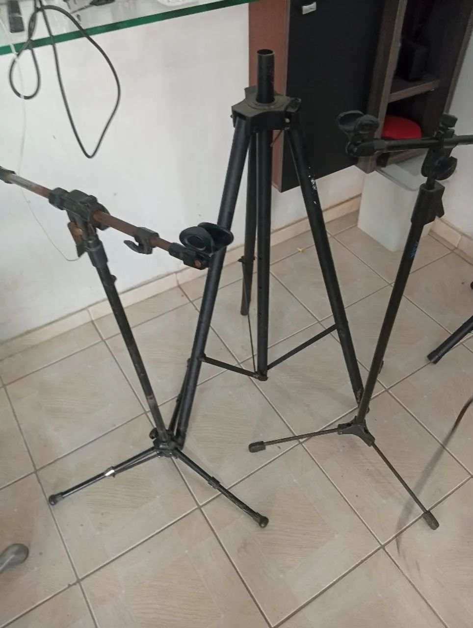 Vende-se 2 pedestal de microfone 1 de cx de som