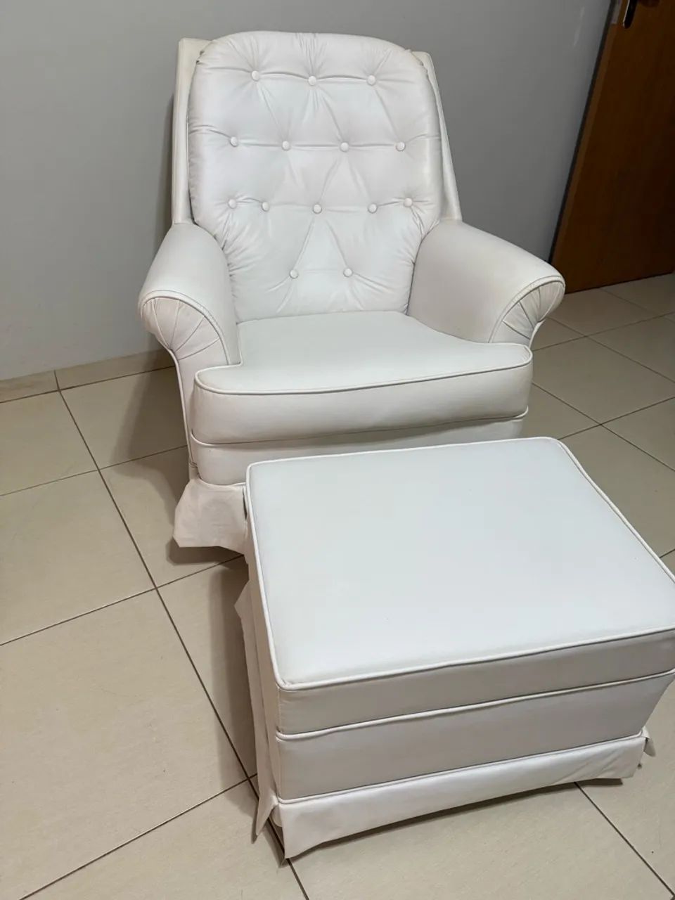 Poltrona para amamentação com puf - Foto 2