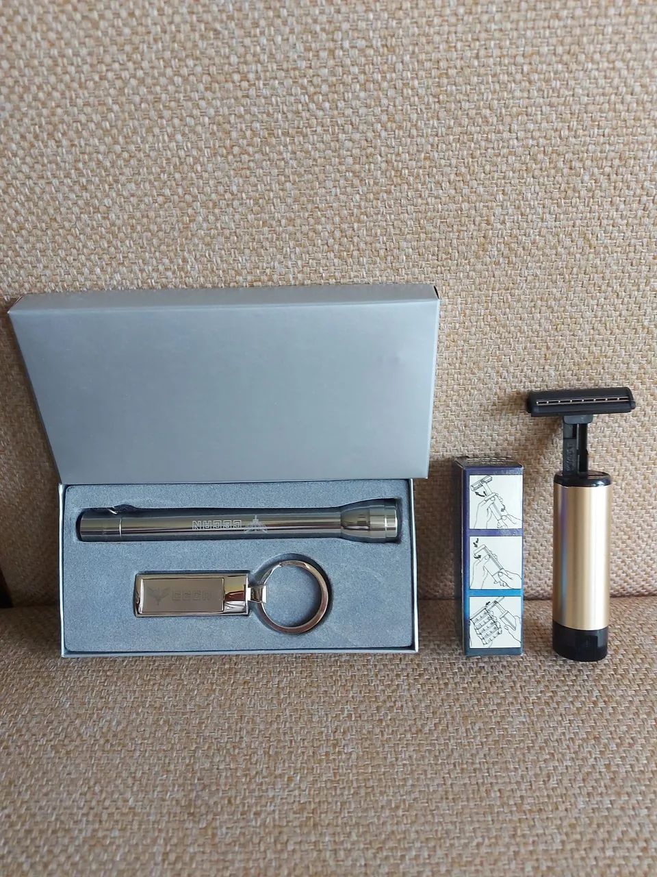 Kit Executivo Vintage: lanterna, chaveiro, barbeador - Foto 4