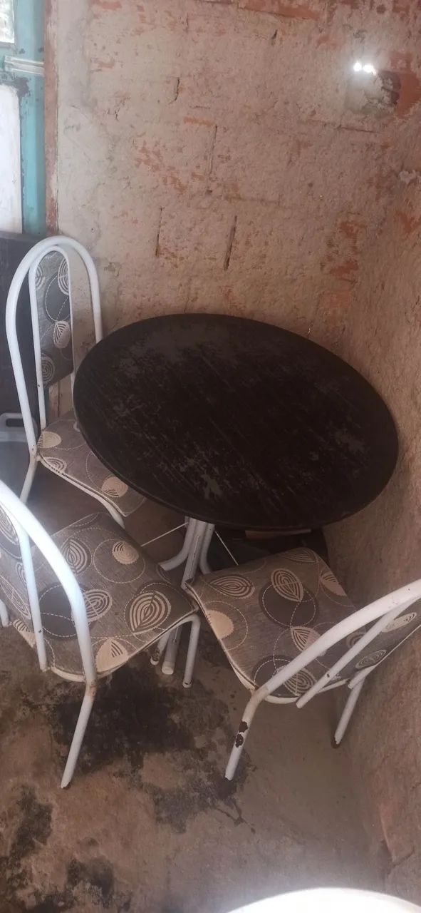 Mesa e cadeiras com marcas de uso. - Foto 2