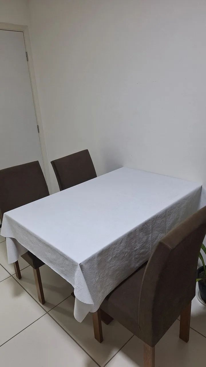 Mesa com 4 cadeiras*