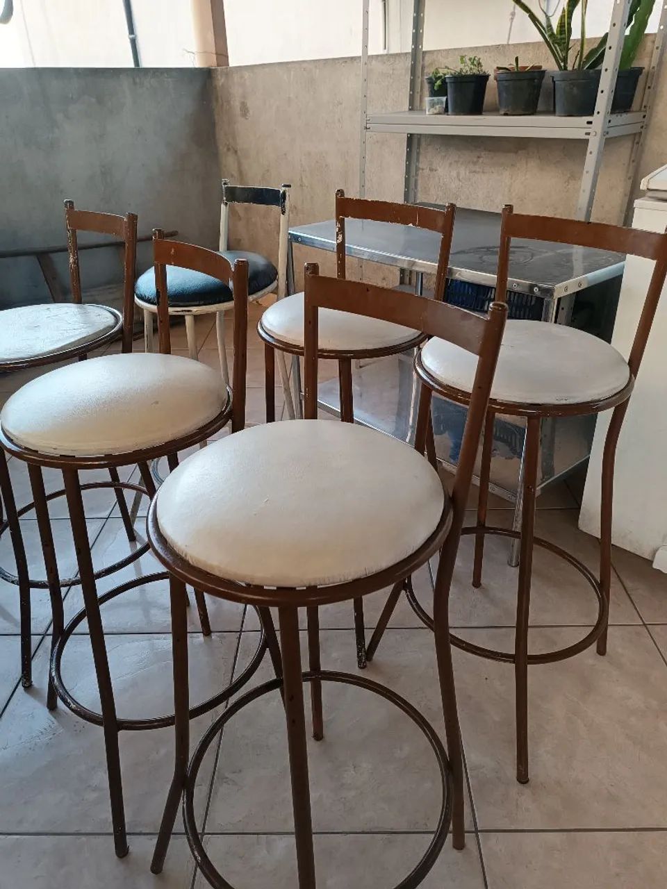6 Banquetas altas de ferro com encosto e assento estofado - Foto 3