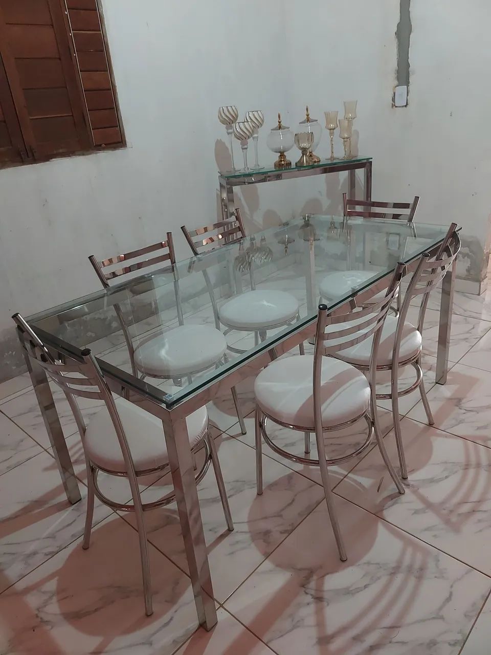 Vende-se mesa 6 cadeira com aparador