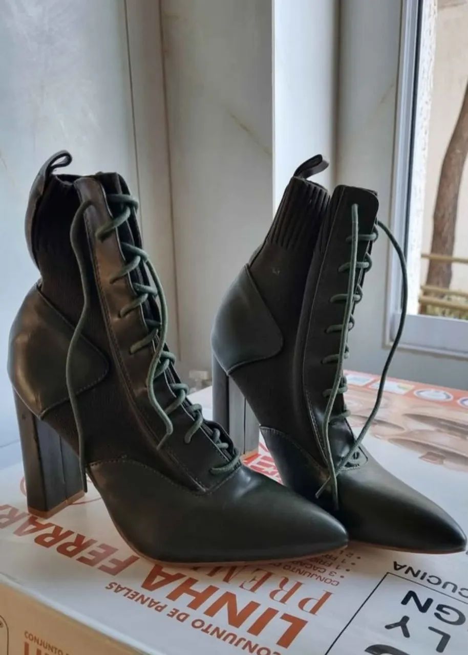 Sapato de salto alto verde