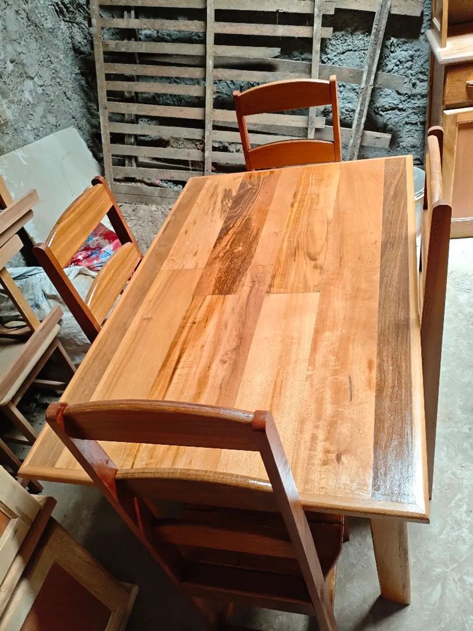Mesa de madeira com 4 cadeiras  - Foto 2