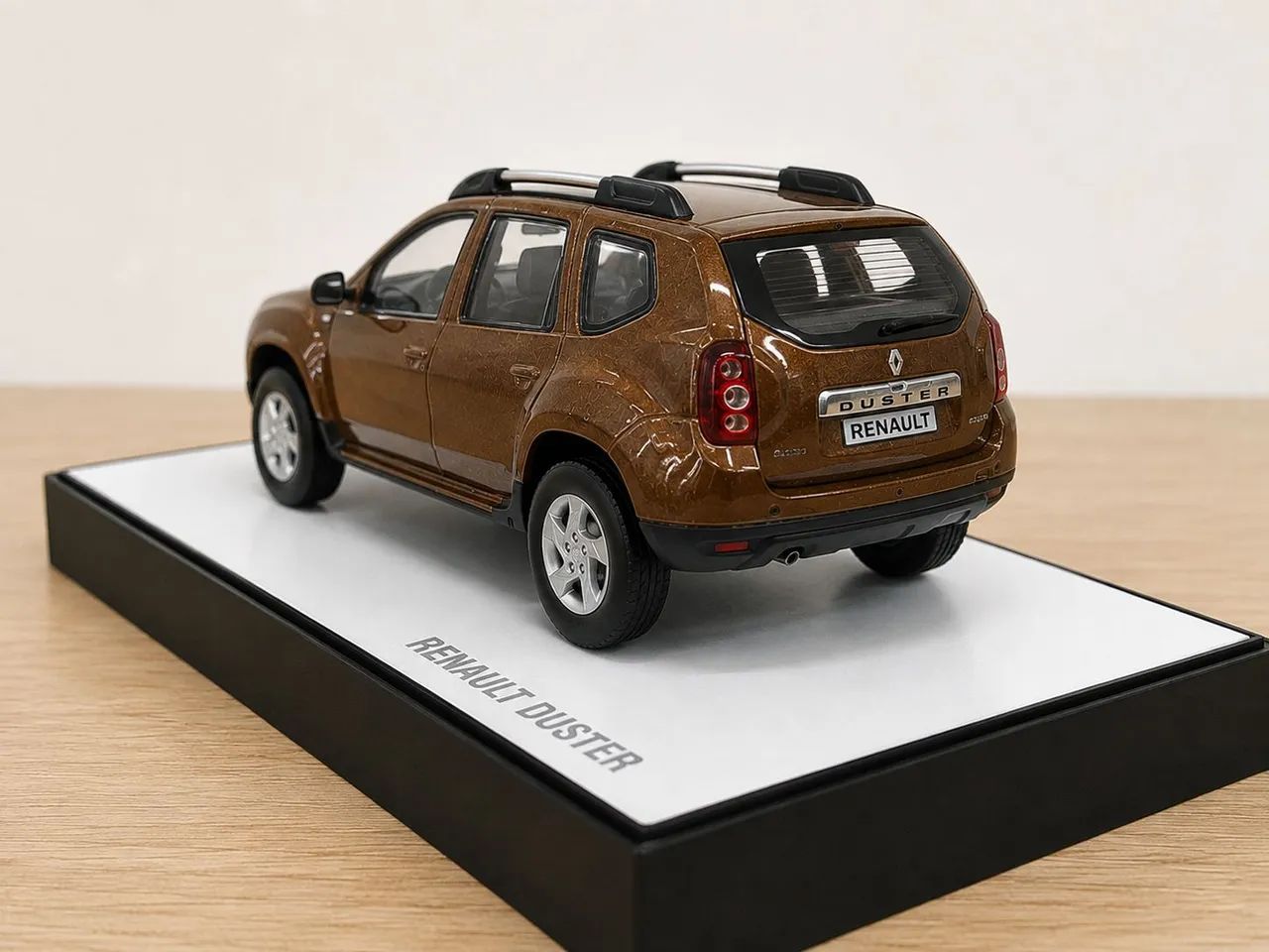 Miniatura Renault Duster Colecionável Marrom + Base e Acrílico - Foto 3
