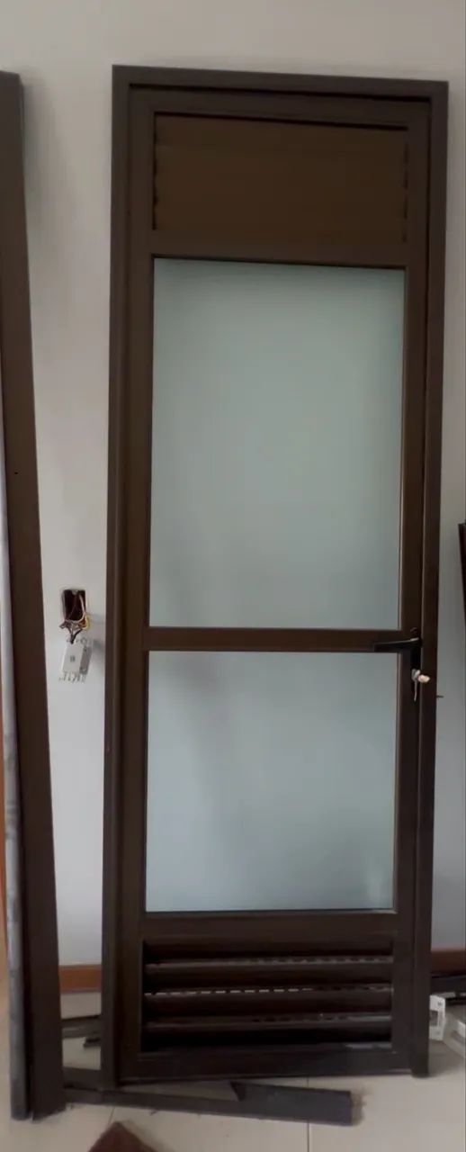 Porta vidro e alumínio 