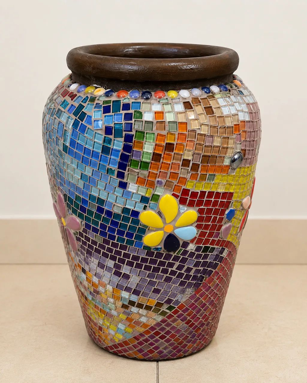 Vaso de barro com mosaico 