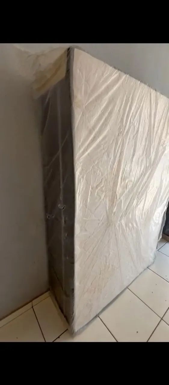 Cama usada, porém muito bem conservada e em excelente estado. Pouco uso e sem detalhes.