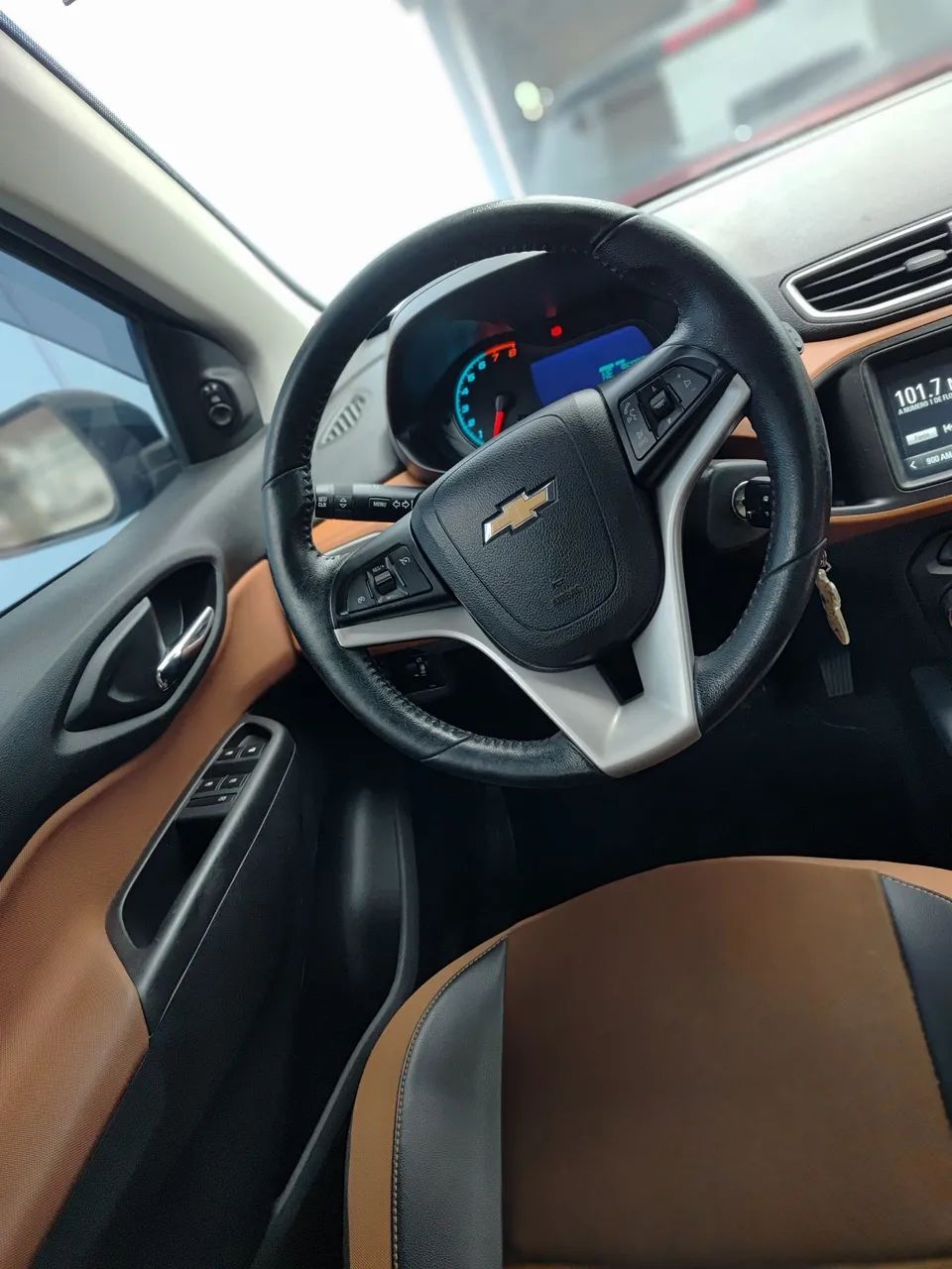 Chevrolet Onix Activ 1.4 8V Flex Mec. 4P 2018 - Foto 2