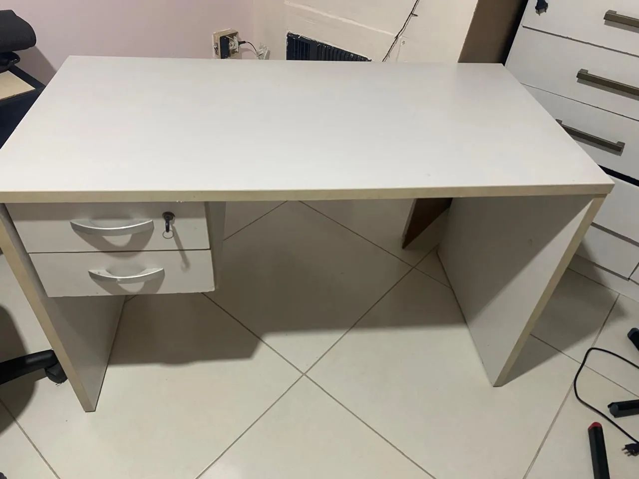 Mesa de escritório com duas gavetas  - Foto 3