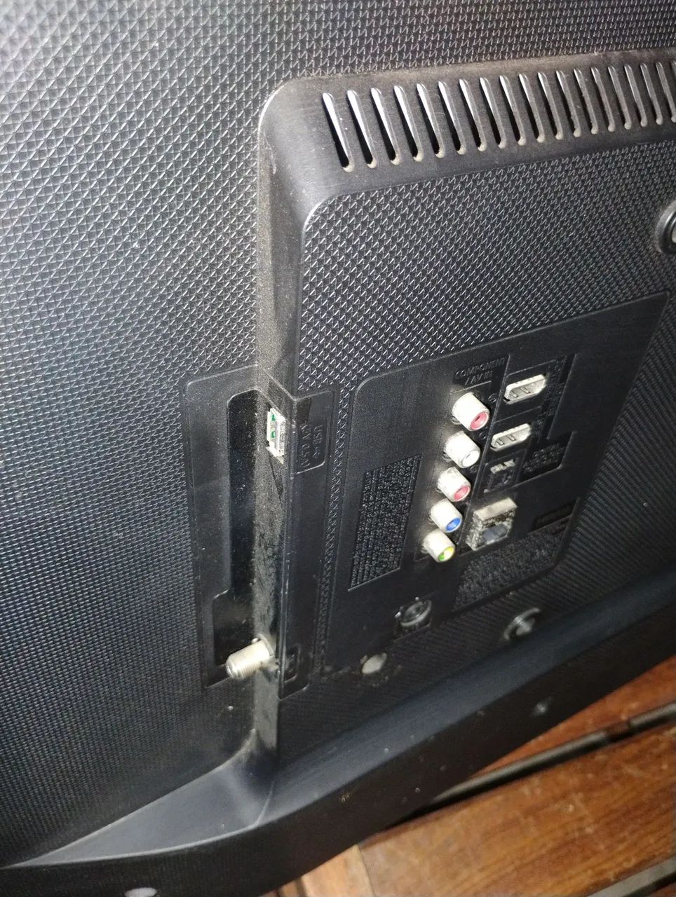 TV LED SMart Samsung 32 Polegadas Modelo UNJ4300AG defeito Tela trincada  - Foto 3