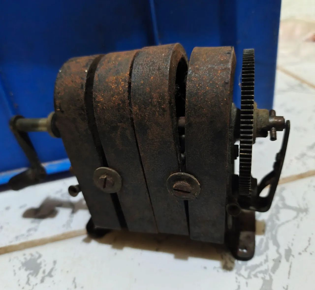 Magneto antigo de manivela