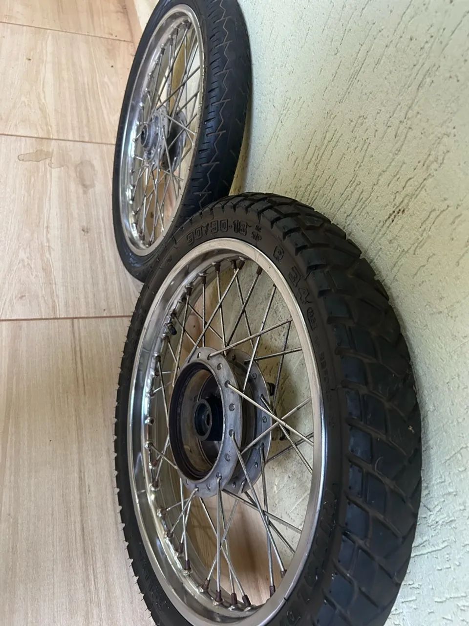 Vendo pneus  com as rodas 125 cg  - Foto 3