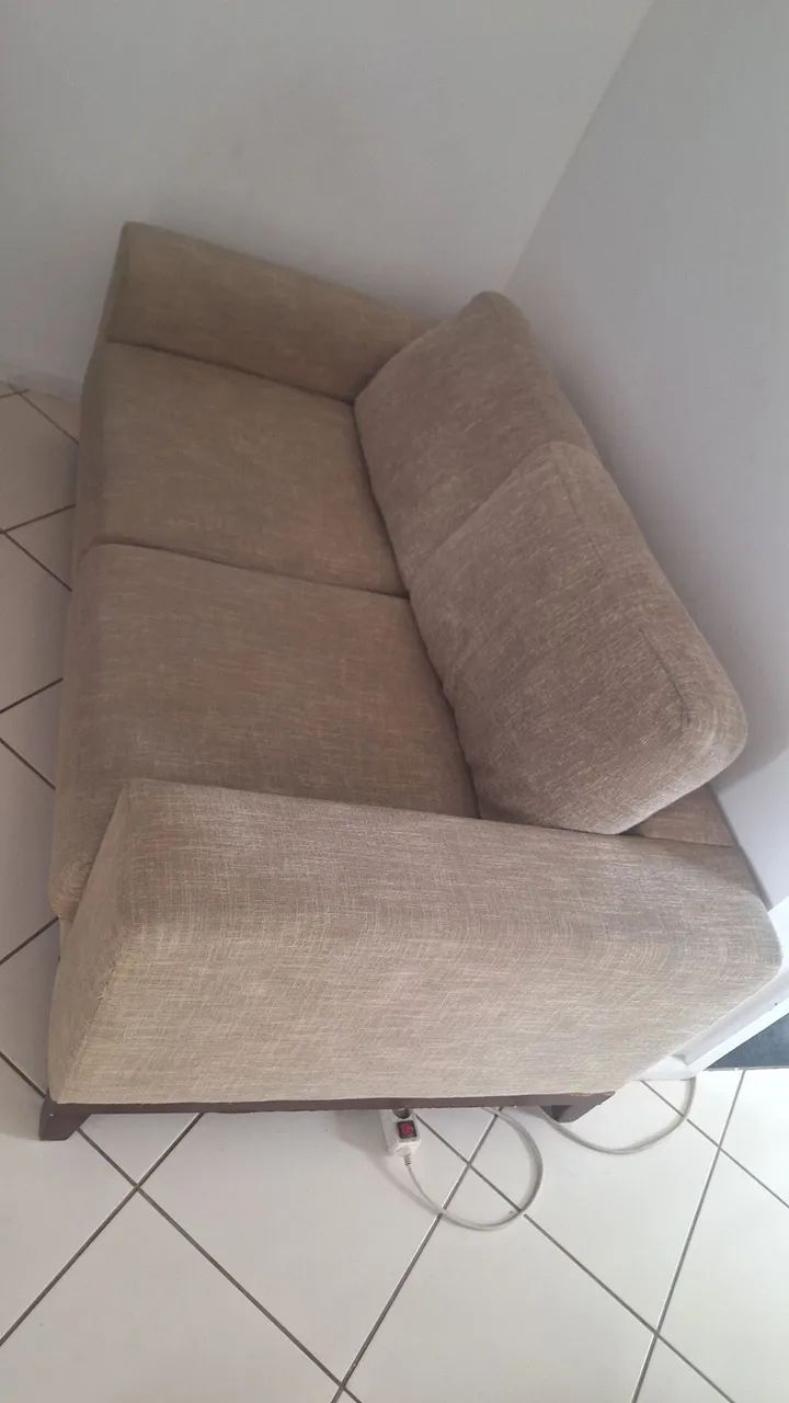 Selling a two-seater sofa.463752754554490880