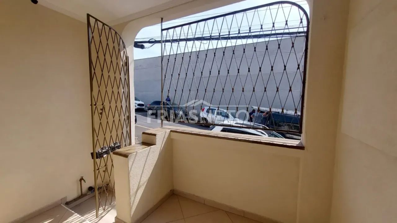Casa Charmosa e Totalmente Reformada com Quintal no Centro - Foto 2