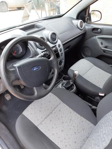 Vendo ou troco Fiesta Sedan 1.6, a vista dou um desconto - Foto 2