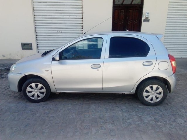 CARRO ETIOS TOYOTA