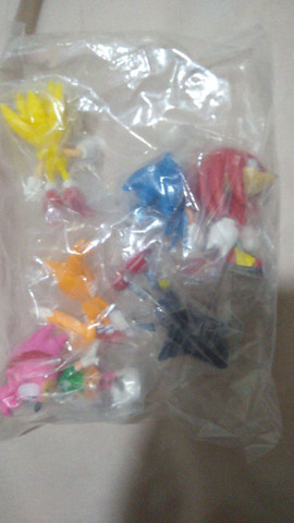 Kit com 06 personagens: - Amy ? Knuckles - Metal Sonic ? Sonic ? SuperSonic - Tails - Foto 6
