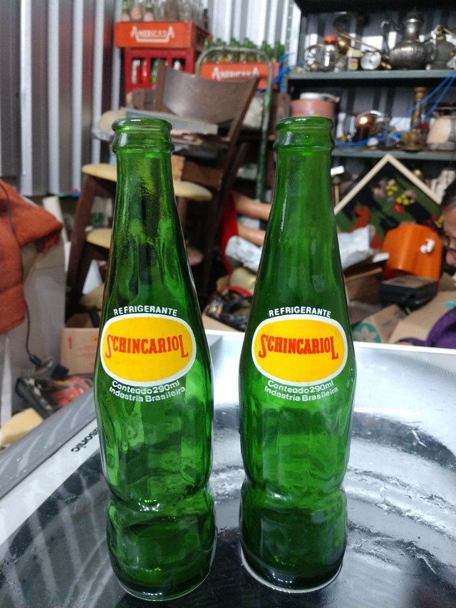 Duas garrafas refrigerante Schincariol antiga - Foto 2