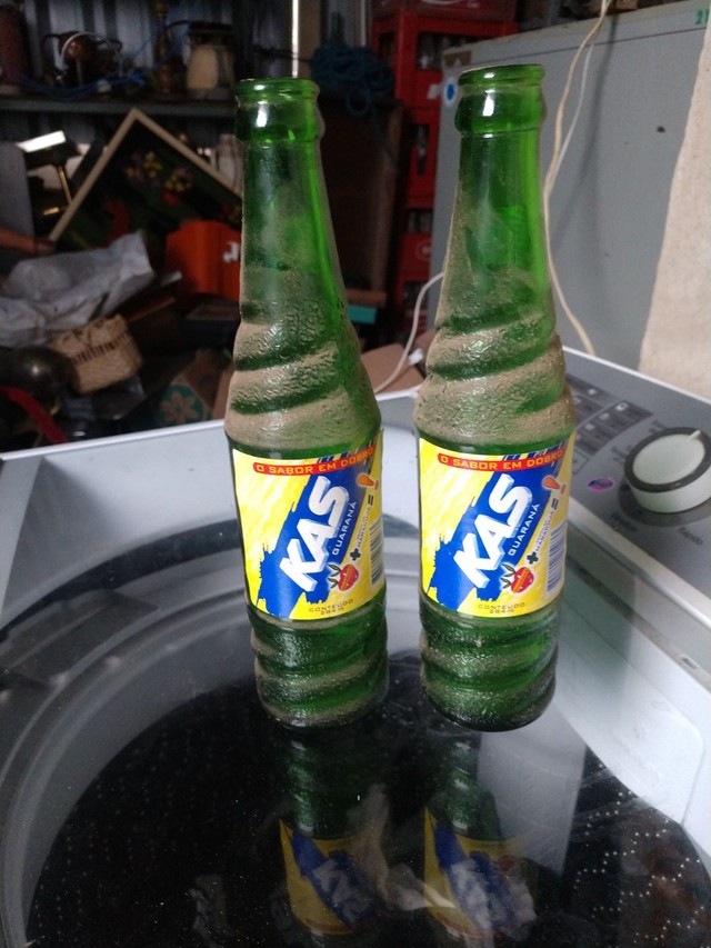 Duas garrafas antigas refrigerante kas  - Foto 5