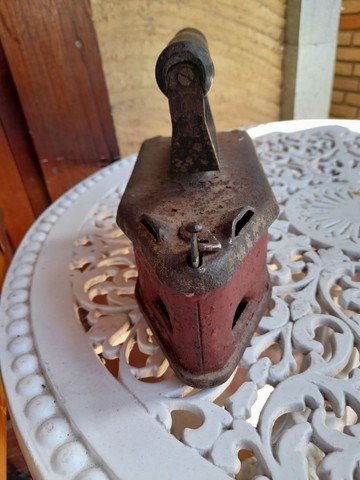 Ferro de passar roupas antigo em metal cor vermelho  - Foto 2