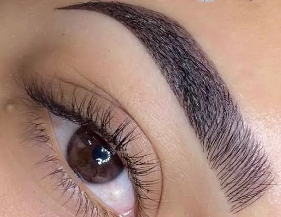 Micropigmentação de sobrancelhas.