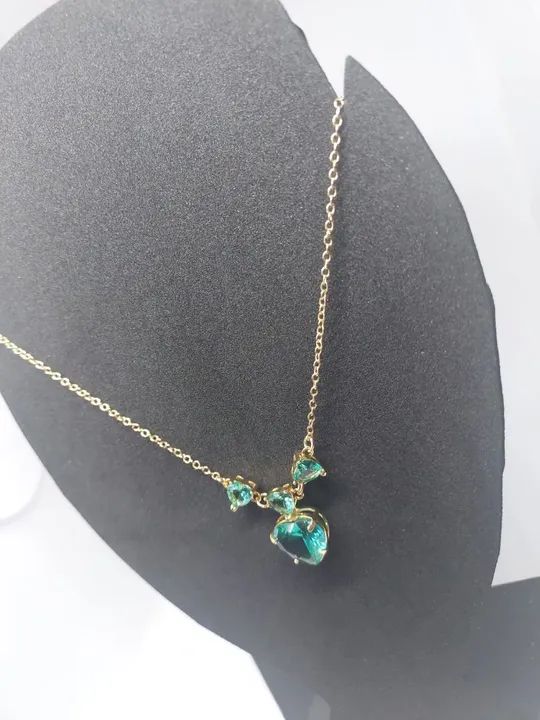 Colar banhado a ouro com pedras verde água - lindo!