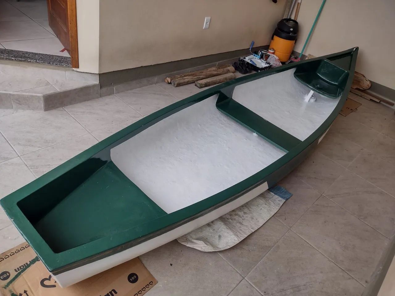 Canoa de fibra de vidro verde e branca